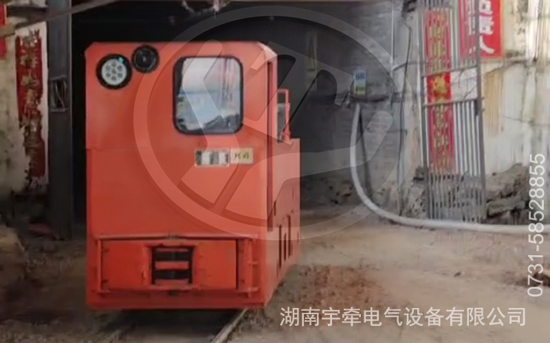 10噸架線(xiàn)式電機(jī)車(chē)礦山運(yùn)行視頻.jpg