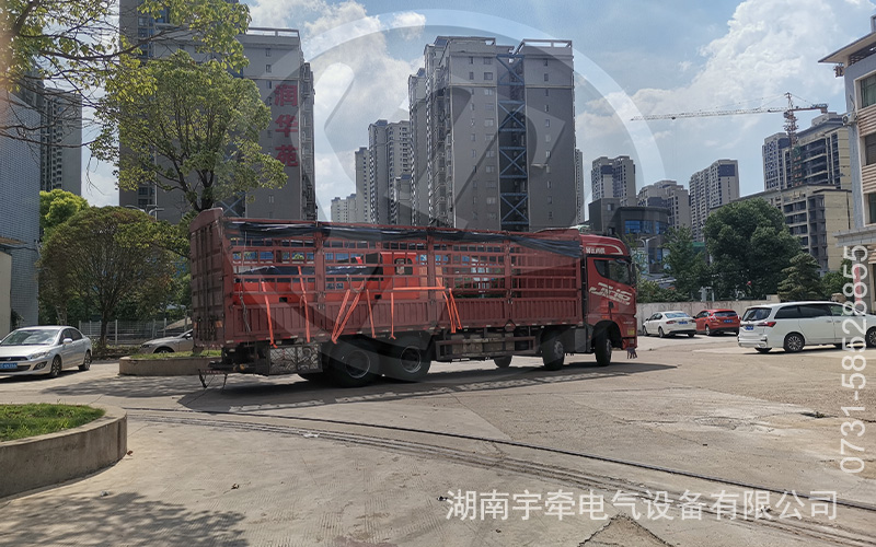 12噸鋰電池電機(jī)車裝車發(fā)貨 3.jpg