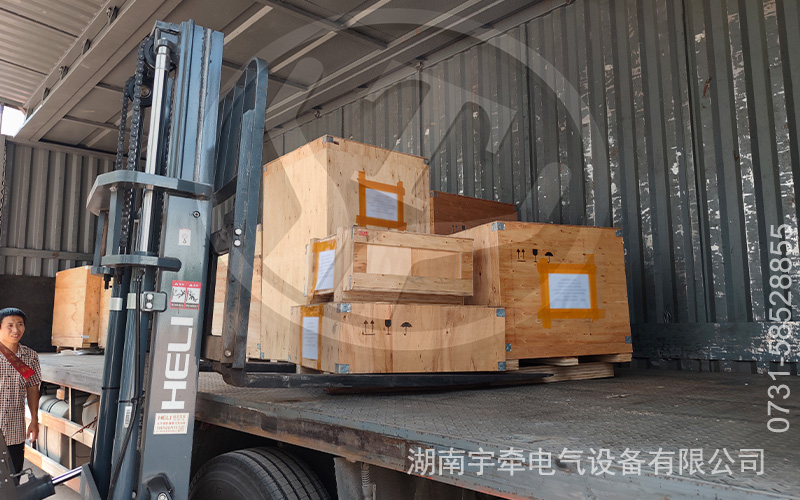 礦用湘潭電機(jī)車(chē)配件出口海外 4.jpg