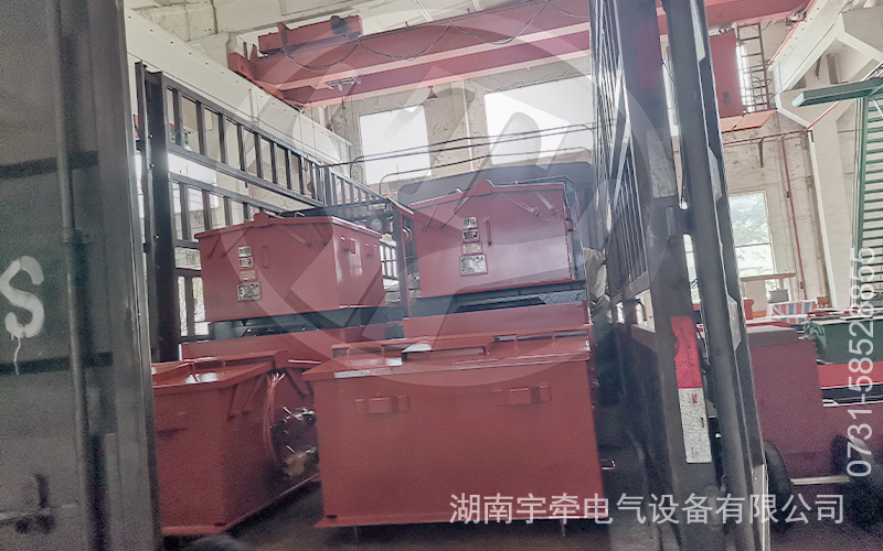 2.5噸蓄電池防爆電機車發(fā)貨 3.jpg