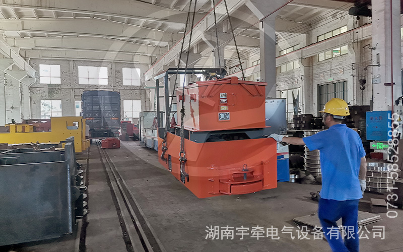 2.5噸防爆蓄電池電機車裝車發(fā)貨 2.jpg