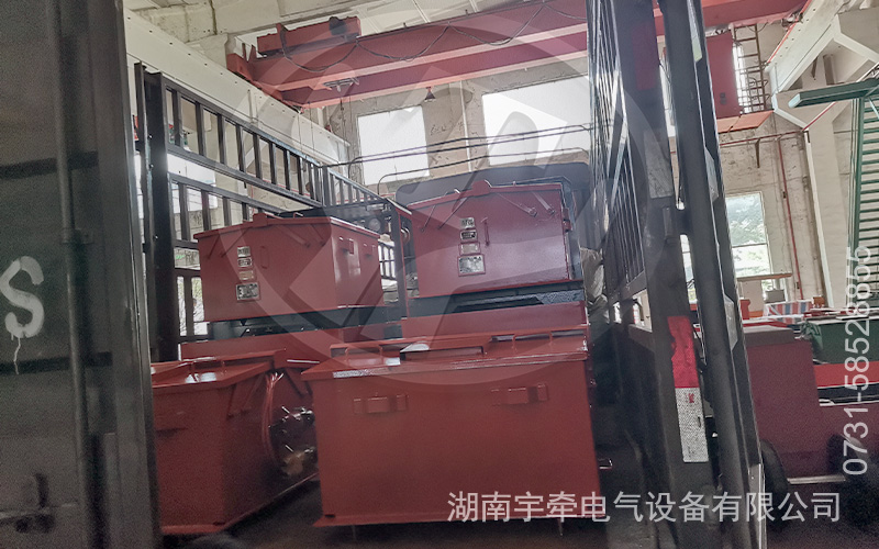 2.5噸防爆蓄電池電機車裝車發(fā)貨 4.jpg