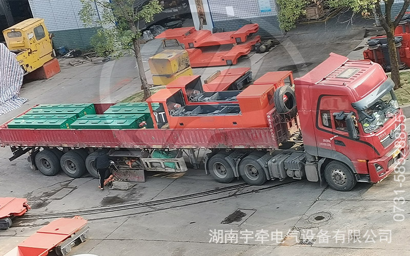 雙駕駛室8噸防爆蓄電池電機車發貨 3.jpg